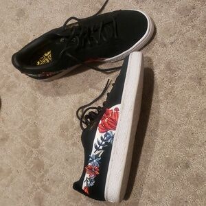 Puma Women Black Sneakers Suede Hyper Embelished. SZ 8 US. 38.5 EUR.